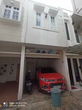 Rumah siap huni 2 setengah lantai di condet jakarta timur