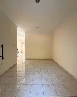 DIJUAL RUMAH MEWAH 2 LANTAI DEPANNYA GREEN BELT DI CLUSTER TENGAH!