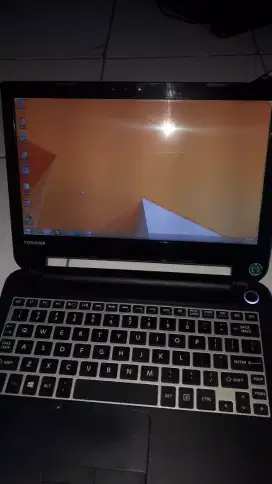 Toshiba satelite nb10-a normal terawat sdikit minus
