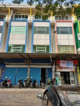 Disewa ruko 4 lt hdp jalan Raya Peta Selatan