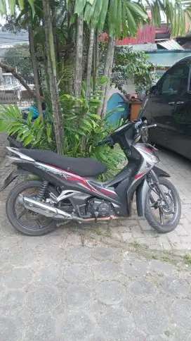 Jual motor Supra x helm in