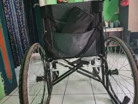 Kursi roda warna hitam, kondisi baik sekali