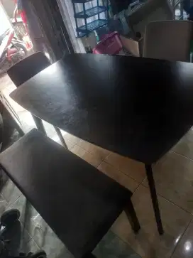 Meja makan informa