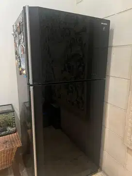 Kulkas Sharp 2 pintu ukuran besar 80x72x175cm SJ-P761NLV-BK
