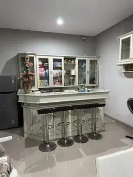 lemari dan meja bar
