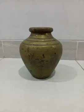 Guci kuningan bekas