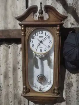 jam antik dan patung kuda