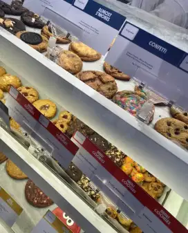 Di butuhkan karyawati untuk jaga outlet cookies
