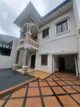 Wilson Rumah siap huni lokasi bagus row jalan 3 mobil di meruya