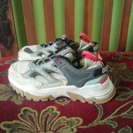 Sepatu outdoor discovery
