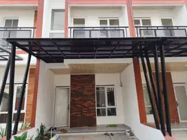 Di jual rumah 2 lantai di Petukangan bagus tanah luas