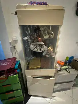 Lemari Kaca Hias