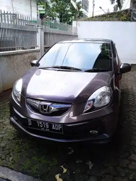 Mobil brio abu abu