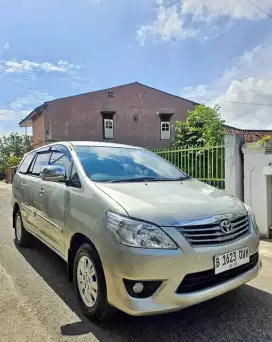 Tiyota innova 2012