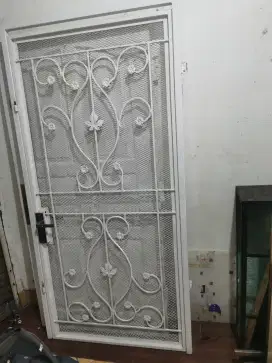 Pintu besi jaring