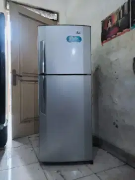 Dijual kulkas 2pintu LG barang ORI body mulus siap pakai no minus