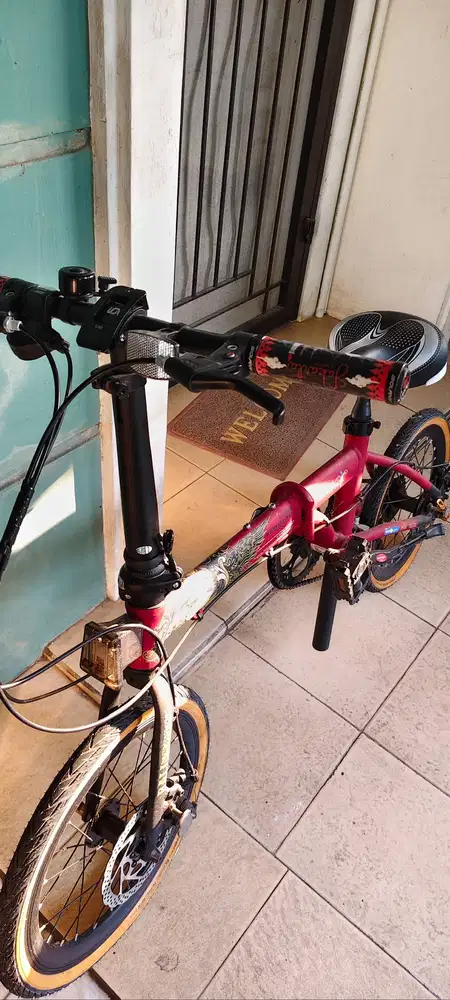 Sepeda lipat warna merah marun