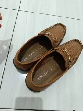 Sepatu kerja wanita