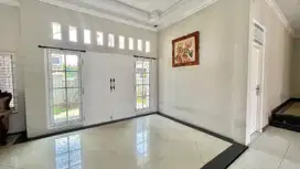 Rumah Tua dekat Pulo Asem 500 meter, harga dibawah pasar.