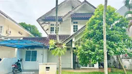 Rumah Asri Strategis LT/LB 300/160 m2 di Taman Bromo, Lippo Karawaci (