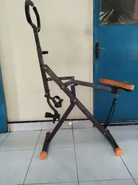 Alat fitness untuk otot perut . Kaki .dan pinggul