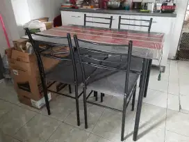 Meja makan kaca minimalis masih gress lengkap dengan 4 kursi sofa nya
