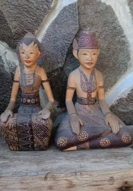 Sepasang patung kayu