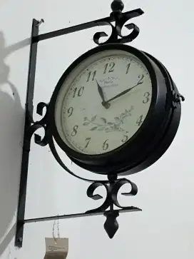 Jam dinding model klasik