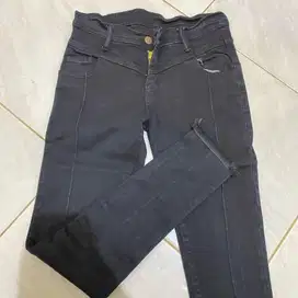 Celana levis wanita