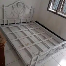 keranjang tempat tidur
