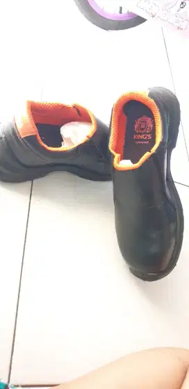 Sepatu kerja safety