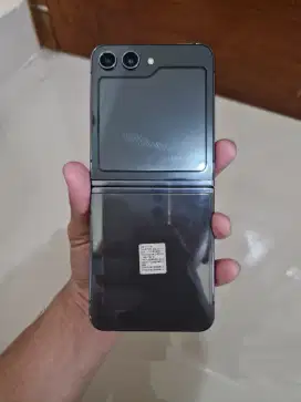 Samsung Z Flip 5 5G 8/256GB fullset mulus pemakaian resmi Sein