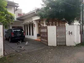 JUAL MURAH! RUMAH 2 LANTAI DI KEBON JERUK JAKARTA BARAT. BUTUH UANG!