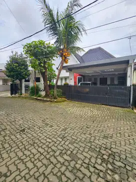 Rumah Cinere Dijual. Dalam Komplek, Lingkungan Tenang - Jalan LEBAR