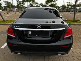 Mercedes Benz Mercy E300 2016 hitam kondisi terawat