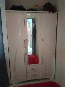 Lemari pakaian 3 pintu