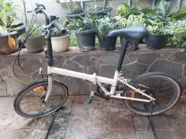 Sepeda lipat putih bekas preloved second
