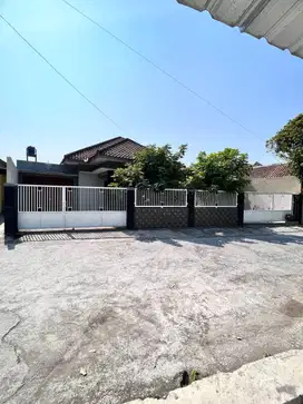 Jual rumah + furniture Lokasi seputaran jl. Raya tajem.
