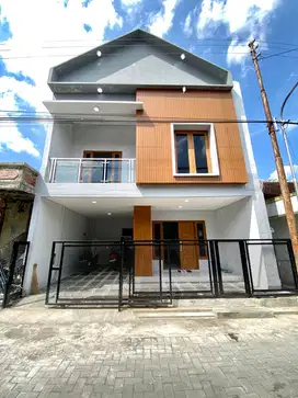 RUMAH 2 LANTAI DALAM RINGROD DI JALAN MAGELANG KM 6 DEKAT JCM MALL