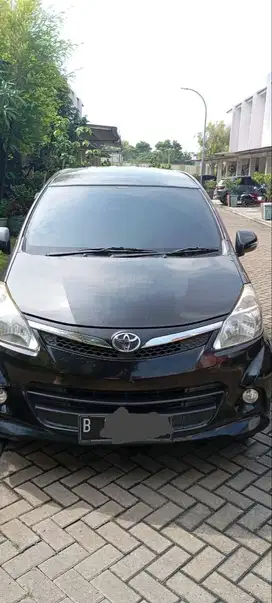 Toyota Avanza Veloz 1.5 AT - Hitam