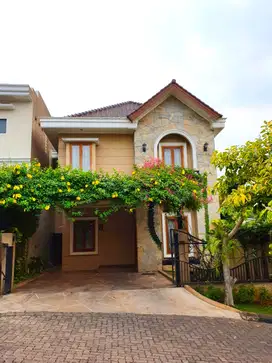 Rumah Dijual Cinere. Dalam Komplek Elit, Bangunan terawat. SUPER NEGO