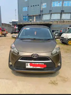 Sienta V AT good condition minus km tinggi perawatan