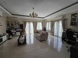 Rumah Hook di Taman Beverly Golf Lippo Karawaci Lantai Full Marmer