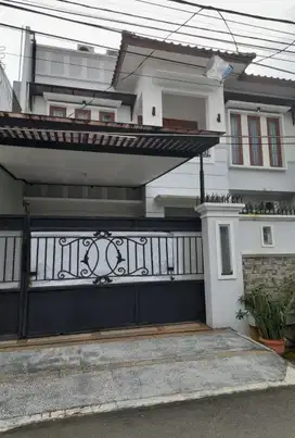 DIJUAL RUMAH MEWAH SEMI FURNISH 2LT SIAP HUNI DI KLENDER JAKARTA TIMUR