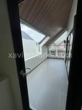 Baru Rumah Dengan Attic di Leonora Symphonia Gading Serpong