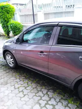 Mobil brio coklat