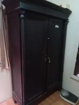 Lemari jati antik