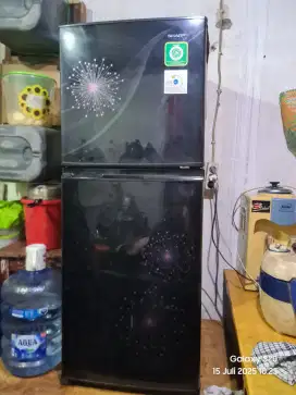 BU kulkas Sharp 2 pintu pemakaian kurang 1 tahun