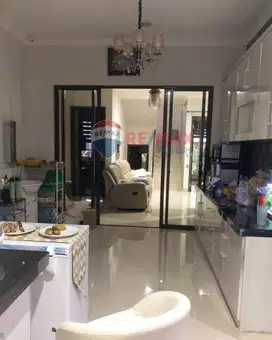 RUMAH FULL FURNISHED DGN DESAIN ELEGAN DI THE GREEN BLOSSOMVILLE - BSD