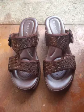 Sendal wedges warna coklat